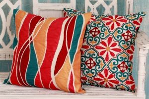 Guide to Decorating with Throw Pillows